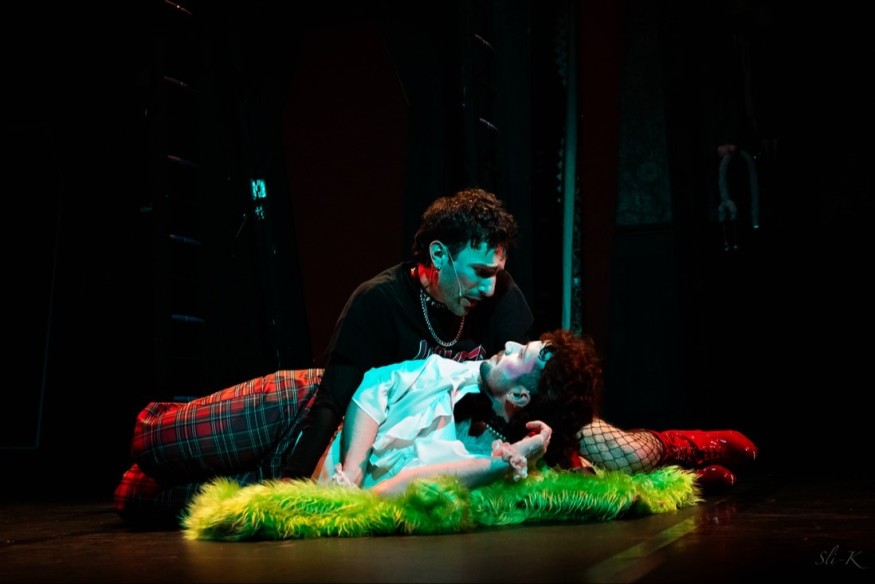 Dracula, la pièce queer qui mord les normes !
